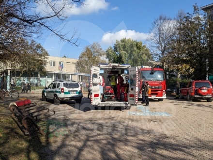 COLLEGNO - I vandali danno fuoco a un tabellone nell'aula informatica: tre intossicati