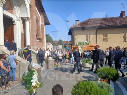 RIVALTA-RIVOLI - Lacrime ai funerali di Maria Assunta e Giorgia. Il parroco: «non spetta a noi giudicare»