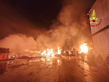 INCENDIO A BORGARO - Fiamme alla «Af Pallet» di via Emilia - FOTO