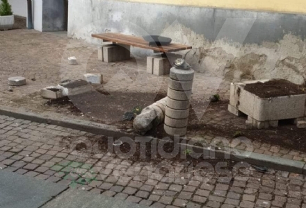 DRUENTO - Auto contro il Centro Culturale di San Sebastiano: danneggiate fioriera e piglia