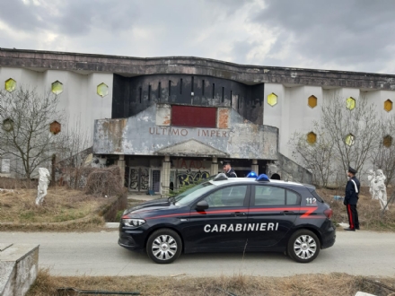 DRUENTO - Ruba neon e lampadine dall'ex discoteca «Ultimo Impero»: arrestata una 46enne
