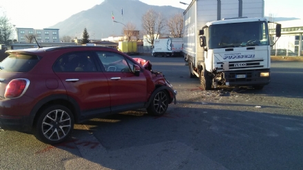 ALPIGNANO - Scontro fra un'auto ed un furgone in strada del Pascolo: una donna ferita