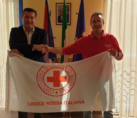 BORGARO - A Palazzo Civico esposta la bandiera della Croce Rossa