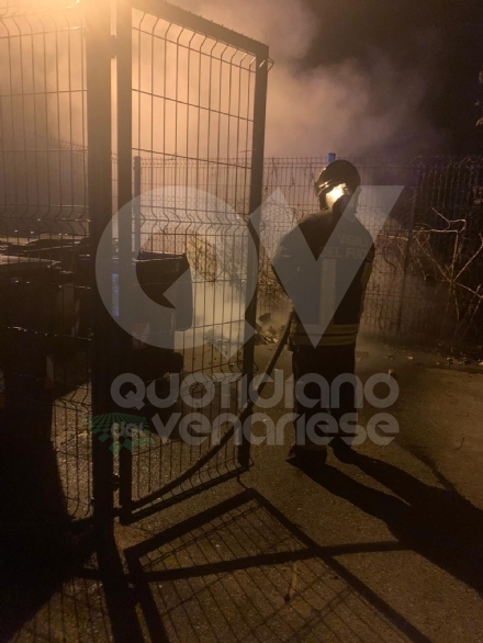 BORGARO - Bidoni della raccolta differenziata a fuoco in via Gramsci
