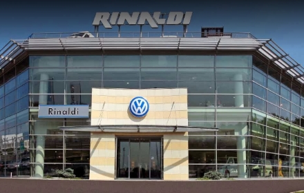 RIVOLI - Sei furgoni bruciati nel parcheggio della «Rinaldi»: indagano i carabinieri. Ipotesi dolo