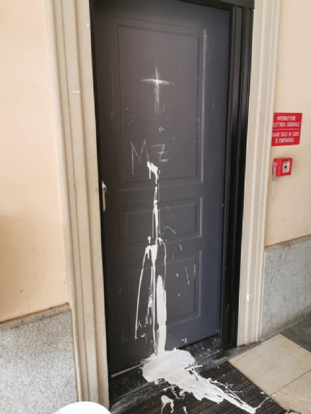 RIVOLI - Dopo l'aggressione verbale ai titolari, incendiato e vandalizzato il ristorante «King»