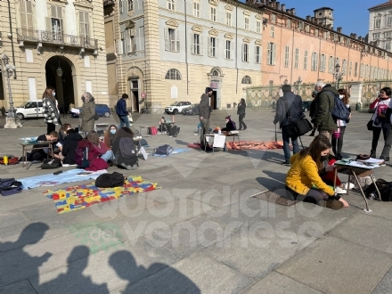 PROTESTA CONTRO LA DAD - Studenti in piazza a Torino per chiedere il ritorno in classe - FOTO