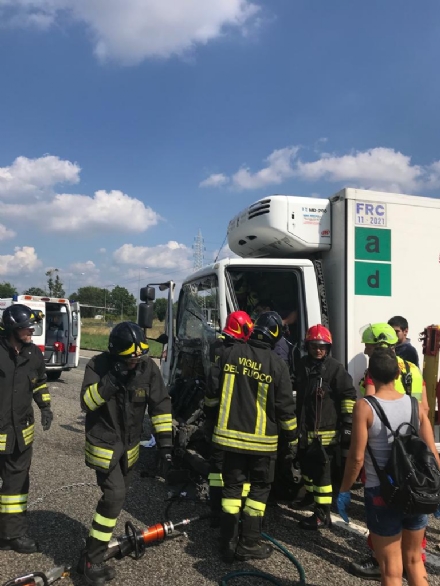 DELIRIO IN TANGENZIALE - Scontro fra due autocarri: un uomo incastrato, traffico bloccato