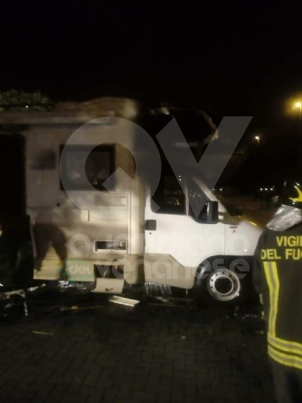 GRUGLIASCO - Camper a fuoco in corso King: fiamme spente dai vigili del fuoco