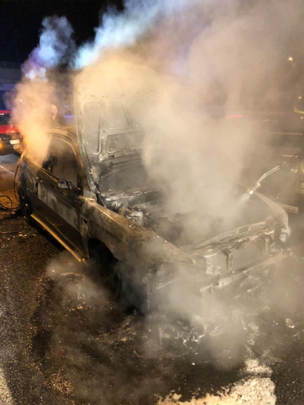 TORINO-CASELLE - Auto prende fuoco sul raccordo: illeso il conducente