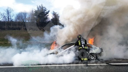 VENARIA - Auto a fuoco mentre percorre la tangenziale