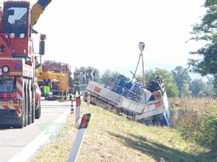 CASELLE - Incidente sul raccordo. Autoarticolato si ribalta: era pieno di bombole