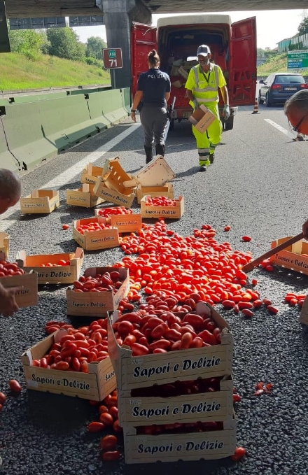 VENARIA-BORGARO - Perde il carico di pomodori mentre è in marcia in tangenziale