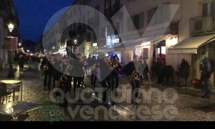 VENARIA - La «mini Notte Bianca»: musica e allegria nonostante il maltempo - FOTO