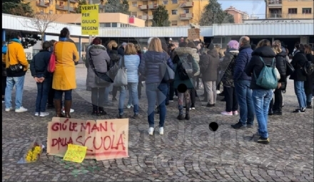 COLLEGNO - Sindaco, assessore e genitori davanti al municipio per dire «no» alla Dad