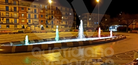 VENARIA - La nuova vita della fontana di piazza Pettiti: illuminata con led colorati