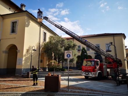 CASELLE - Maltempo, tegole "ballerine" sul tetto del municipio: intervento dei pompieri