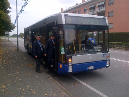 TORINO-BORGARO - Nomadi fermano per mezz'ora l'autobus Gtt «69», bloccando le porte per...gioco!