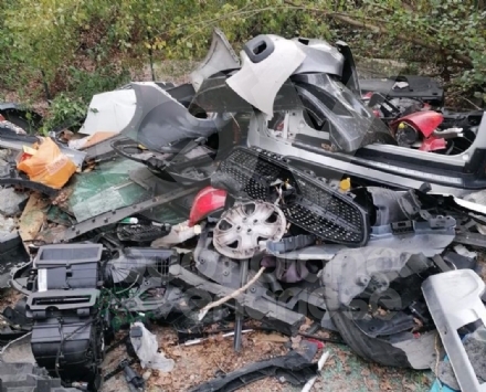 VENARIA - Rifiuti abbandonati in Corona Verde, i civich pizzicano il colpevole: rischia una multa da 26mila euro - FOTO