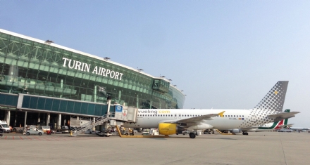 CASELLE - Ruba profumi e creme in aeroporto: fermata e denunciata poco prima del decollo