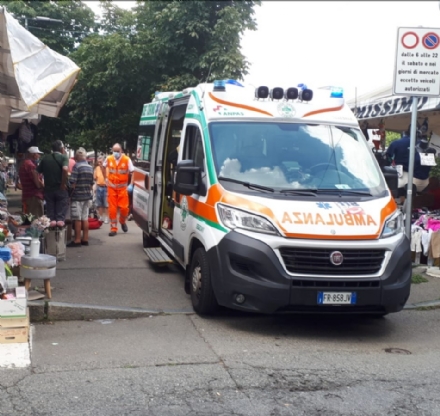 VENARIA - Ancora una caduta al mercato: donna si frattura una mano