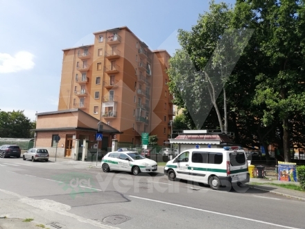 TRAGEDIA A VENARIA - Si getta dal balcone di casa, sotto gli occhi del figlio: muore donna di 85 anni