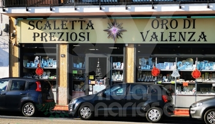 VENARIA - Ladri in azione in gioielleria in pieno centro: rubati ori e preziosi