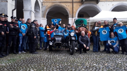 VENARIA - «Un motogiro per unire»: piazza Annunziata tinta di blu ha accolto centinaia di Harley
