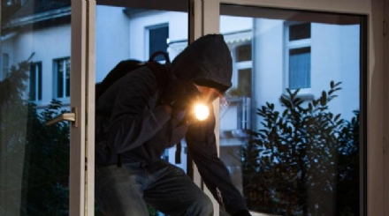 VENARIA - I ladri tornano a colpire: rubati ori, preziosi e soldi in due abitazioni di via Salvemini