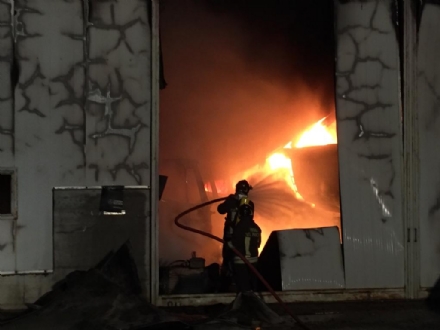 VILLANOVA - A fuoco il capannone della Seges: distrutti due mezzi. Atto doloso?