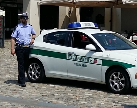 VENARIA - Erboristeria chiusa dai vigili urbani: non era in regola con i permessi