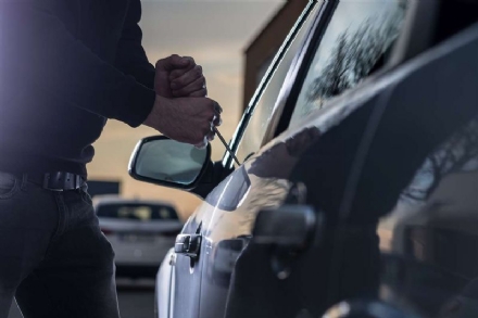 SAN GILLIO - Ruba due auto e un'ambulanza: arrestato per la quarta volta in un mese
