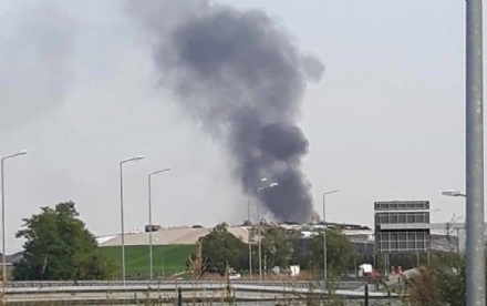 COLLEGNO-ZONA OVEST - A fuoco una tettoia: colonna di fumo visibile in tutta la zona