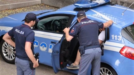 TORINO-COLLEGNO - Guida con la bottiglia di birra: una parte gettata contro la polizia. Denunciato