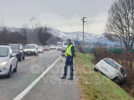 VENARIA - Auto finisce nel fosso dopo lo scontro con il suv lungo la sp1: due feriti