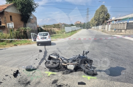 INCIDENTE A VENARIA - Scontro auto-moto: due feriti, centauro in gravi condizioni - FOTO