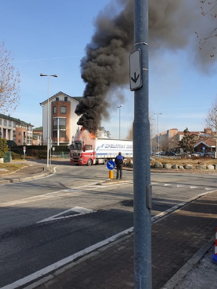 BORGARO - Paura in via Gramsci: tir prende improvvisamente fuoco