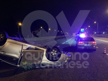 INCIDENTE IN TANGENZIALE - Tamponamento fra due auto: una si ribalta. Due feriti lievi - FOTO
