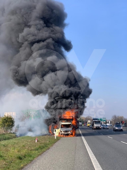 RIVOLI - Nuovo mezzo in fiamme in tangenziale: furgone distrutto, conducente illeso