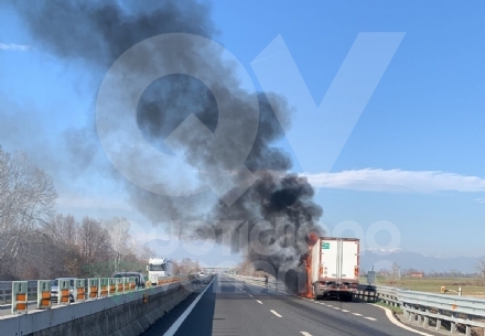 INCIDENTE A MAPPANO - A fuoco un autocarro lungo la Torino-Caselle