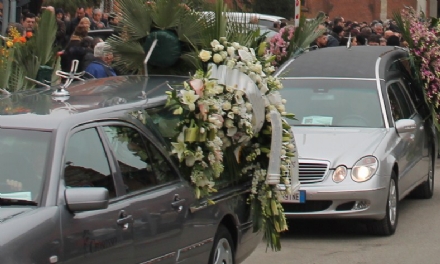 VENARIA - I ladri svaligiano la casa della vedova: era ai funerali dell'adorato marito