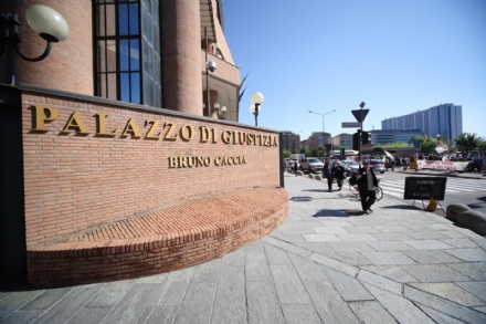 GRUGLIASCO-TORINO - Non accetta la sentenza del giudice e minaccia di darsi fuoco