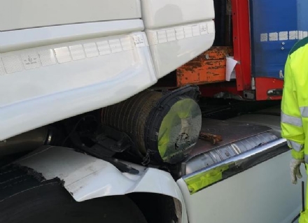 RIVOLI - La cabina del tir sfondata dallo stesso carico dopo una frenata: autista ferito