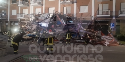 BORGARO - CROLLA IL PONTEGGIO DI UN PALAZZO: ATTIMI DI TERRORE IN VIA INGHILTERRA - FOTO
