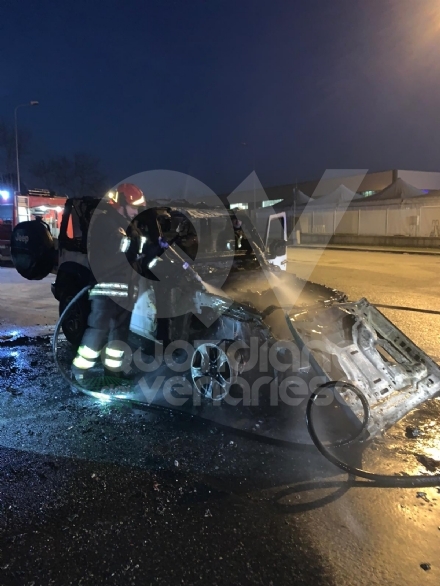 CASELLE - Paura in strada Leini: Jeep prende fuoco mentre è in marcia