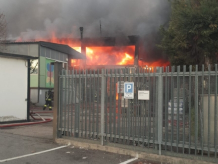 BORGARO - Incendio alla Reinol: per l'Arpa non ci sono pericoli per chi abita nelle vicinanze