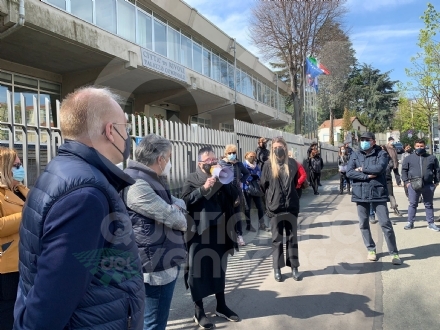 RIVOLI - Il commercio scende in piazza: «Siamo preoccupati per il nostro futuro» - FOTO