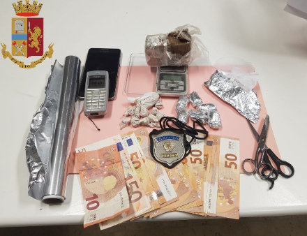 TORINO-COLLEGNO - Pugno in faccia per provare a rubare soldi e cellulare: arrestati