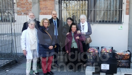 VENARIA - La frutta non mangiata nelle scuole verrà donata alle Caritas - FOTO