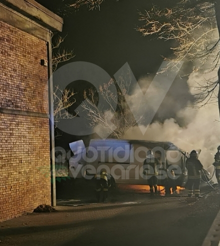 VENARIA - Giallo in città: furgone distrutto dalle fiamme in via San Marchese